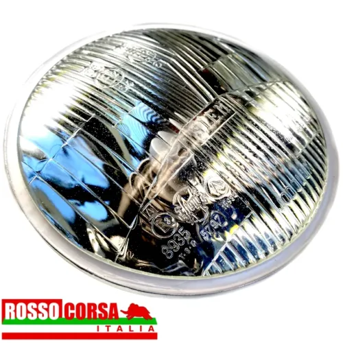 Gruppo ottico anteriore laterale per Lancia Fulvia Coupè 2°serie. Originale Siem con lampadina H1, luce di posizione e schermo interno sostenuto da tre aste. Restaurato e riportato al nuovo tramite un trattamento di metalizzazione della parabola che consente di raggiungere un coefficente di riflettenza pari quasi al massimo teorico. Sul vetro sono impresse le seguenti diciture: – laterare sinistra (A E3 8935 T 8 4 / Siem 5797 / A 15934) – centrale in basso (Jodo Lux) – centrale in alto (HC E2 64 / HC E2 61) – laterale destra (HC / IGM 4871 / IGM 5042 LAX)