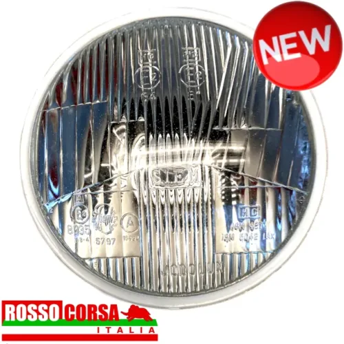 Gruppo ottico anteriore laterale per Lancia Fulvia Coupè 2°serie. Originale Siem con lampadina H1, luce di posizione e schermo interno sostenuto da tre aste. Restaurato e riportato al nuovo tramite un trattamento di metalizzazione della parabola che consente di raggiungere un coefficente di riflettenza pari quasi al massimo teorico. Sul vetro sono impresse le seguenti diciture: – laterare sinistra (A E3 8935 T 8 4 / Siem 5797 / A 15934) – centrale in basso (Jodo Lux) – centrale in alto (HC E2 64 / HC E2 61) – laterale destra (HC / IGM 4871 / IGM 5042 LAX)