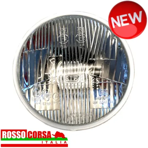 Gruppo ottico anteriore laterale per Lancia Fulvia Coupè 2°serie. Originale Siem con lampadina H1, luce di posizione e schermo interno sostenuto da tre aste. Restaurato e riportato al nuovo tramite un trattamento di metalizzazione della parabola che consente di raggiungere un coefficente di riflettenza pari quasi al massimo teorico. Sul vetro sono impresse le seguenti diciture: – laterare sinistra (A E3 8935 T 8 4 / Siem 5797 / A 15934) – centrale in basso (Jodo Lux) – centrale in alto (HC E2 64 / HC E2 61) – laterale destra (HC / IGM 4871 / IGM 5042 LAX)