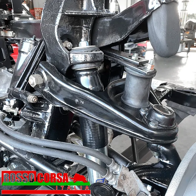 Bracci superiori della sospensione della Lancia Fulvia 2° serie, modificati nella foratura per ottenere una modifica del camber delle ruote anteriori