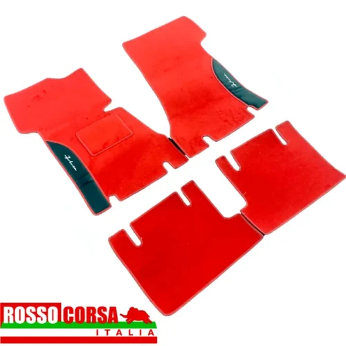 Sovratappeti rossi Lancia Fulvia Coupè 2°serie scritta “Fulvia” laterale