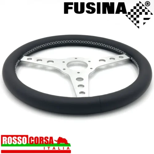 Il volante Racing è probabilmente il volante a 3 razze più iconico di FUSINA. Finalmente disponibile nel diametro di 380mm. per adattarsi al meglio alle caratteristiche della Lancia Fulvia